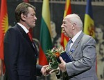 Київ. 2006 рік. Президент України Віктор Ющенко вручає Євгену Стахіву орден Ярослава Мудрого